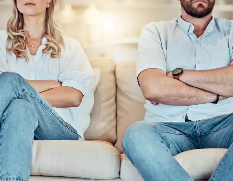 unknown_couple_giving_each_other_silent_treatment