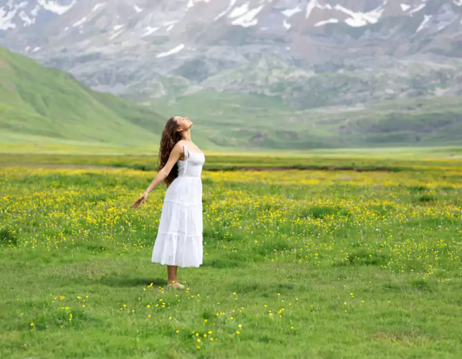 woman_grounding_breatthing_fresh_air_in_the_forest